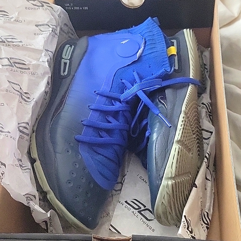 Under Armour GS Curry Mid Basketball Shoes